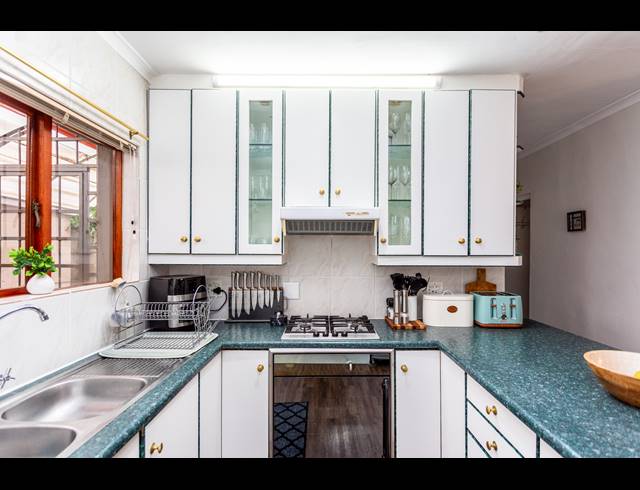 3 BEDROOM HOUSE RENTED IN UITZICHT